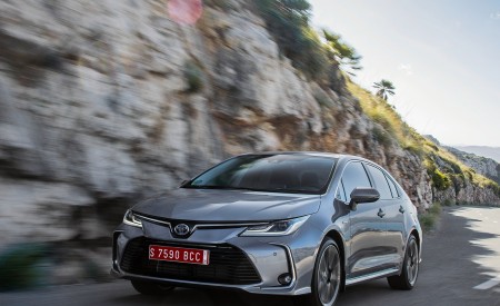 2019 Toyota Corolla Sedan Hybrid 1.8L Grey (EU-Spec) Front Three-Quarter Wallpapers 450x275 (18)