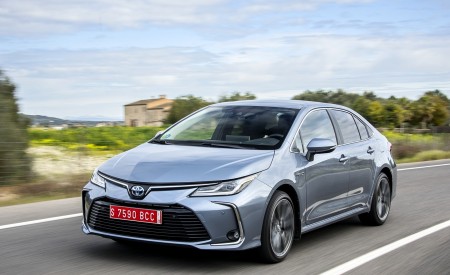 2019 Toyota Corolla Sedan Hybrid 1.8L Grey (EU-Spec) Front Three-Quarter Wallpapers 450x275 (7)