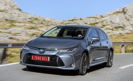 2019 Toyota Corolla Sedan Hybrid 1.8L Grey (EU-Spec) Front Three-Quarter Wallpapers 450x275 (4)