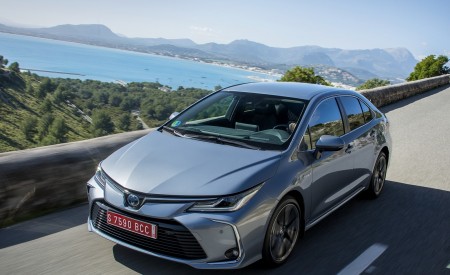 2019 Toyota Corolla Sedan Hybrid 1.8L Grey (EU-Spec) Front Three-Quarter Wallpapers 450x275 (19)