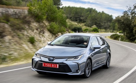 2019 Toyota Corolla Sedan Hybrid 1.8L Grey (EU-Spec) Front Three-Quarter Wallpapers 450x275 (8)