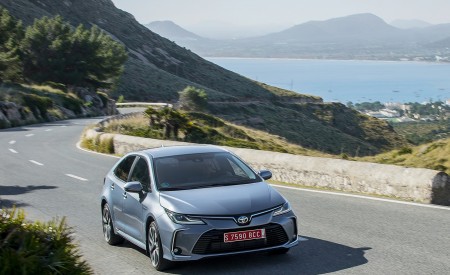 2019 Toyota Corolla Sedan Hybrid 1.8L Grey (EU-Spec) Front Three-Quarter Wallpapers 450x275 (11)