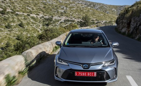 2019 Toyota Corolla Sedan Hybrid 1.8L Grey (EU-Spec) Front Wallpapers 450x275 (13)