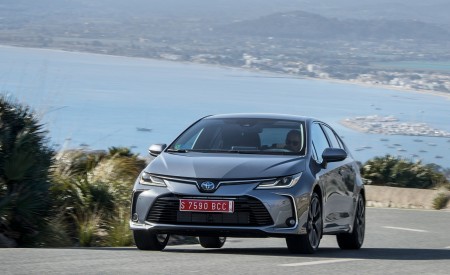 2019 Toyota Corolla Sedan Hybrid 1.8L Grey (EU-Spec) Front Wallpapers 450x275 (14)