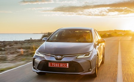 2019 Toyota Corolla Sedan Hybrid 1.8L Grey (EU-Spec) Front Wallpapers 450x275 (17)