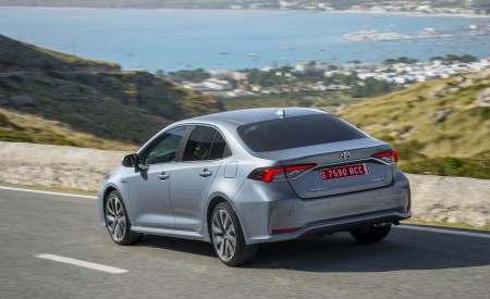 2019 Toyota Corolla Sedan Hybrid 1.8L Grey (EU-Spec) Rear Three-Quarter Wallpapers 450x275 (5)