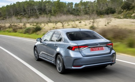 2019 Toyota Corolla Sedan Hybrid 1.8L Grey (EU-Spec) Rear Three-Quarter Wallpapers 450x275 (6)