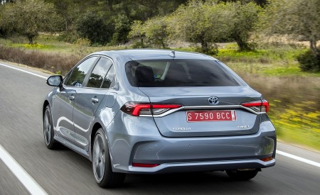 2019 Toyota Corolla Sedan Hybrid 1.8L Grey (EU-Spec) Rear Three-Quarter Wallpapers 450x275 (3)