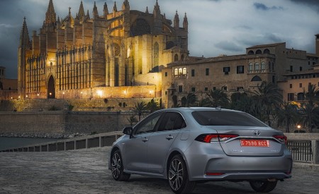 2019 Toyota Corolla Sedan Hybrid 1.8L Grey (EU-Spec) Rear Three-Quarter Wallpapers 450x275 (24)