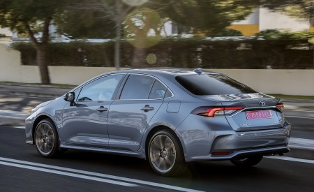 2019 Toyota Corolla Sedan Hybrid 1.8L Grey (EU-Spec) Rear Three-Quarter Wallpapers 450x275 (21)