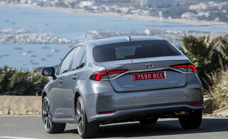 2019 Toyota Corolla Sedan Hybrid 1.8L Grey (EU-Spec) Rear Three-Quarter Wallpapers 450x275 (15)