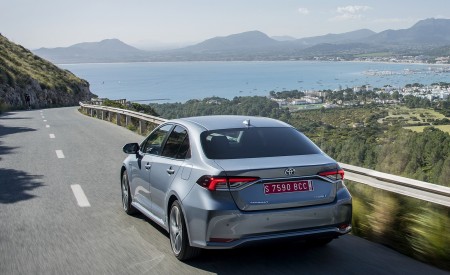 2019 Toyota Corolla Sedan Hybrid 1.8L Grey (EU-Spec) Rear Three-Quarter Wallpapers 450x275 (12)
