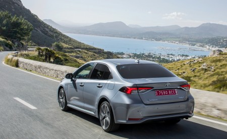 2019 Toyota Corolla Sedan Hybrid 1.8L Grey (EU-Spec) Rear Three-Quarter Wallpapers 450x275 (10)