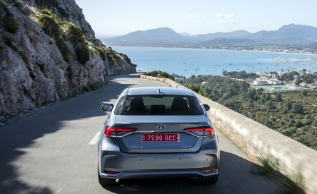 2019 Toyota Corolla Sedan Hybrid 1.8L Grey (EU-Spec) Rear Wallpapers 450x275 (16)