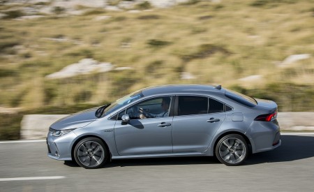 2019 Toyota Corolla Sedan Hybrid 1.8L Grey (EU-Spec) Side Wallpapers 450x275 (20)