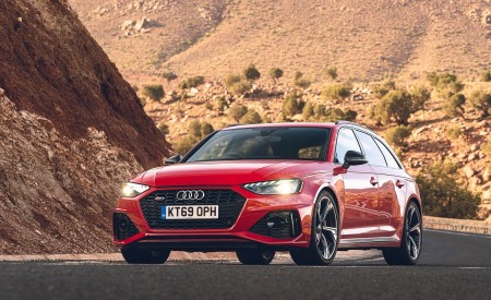 2020 Audi RS 4 Avant (UK-Spec) Front Three-Quarter Wallpapers 450x275 (40)