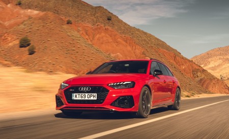 2020 Audi RS 4 Avant (UK-Spec) Front Three-Quarter Wallpapers 450x275 (2)