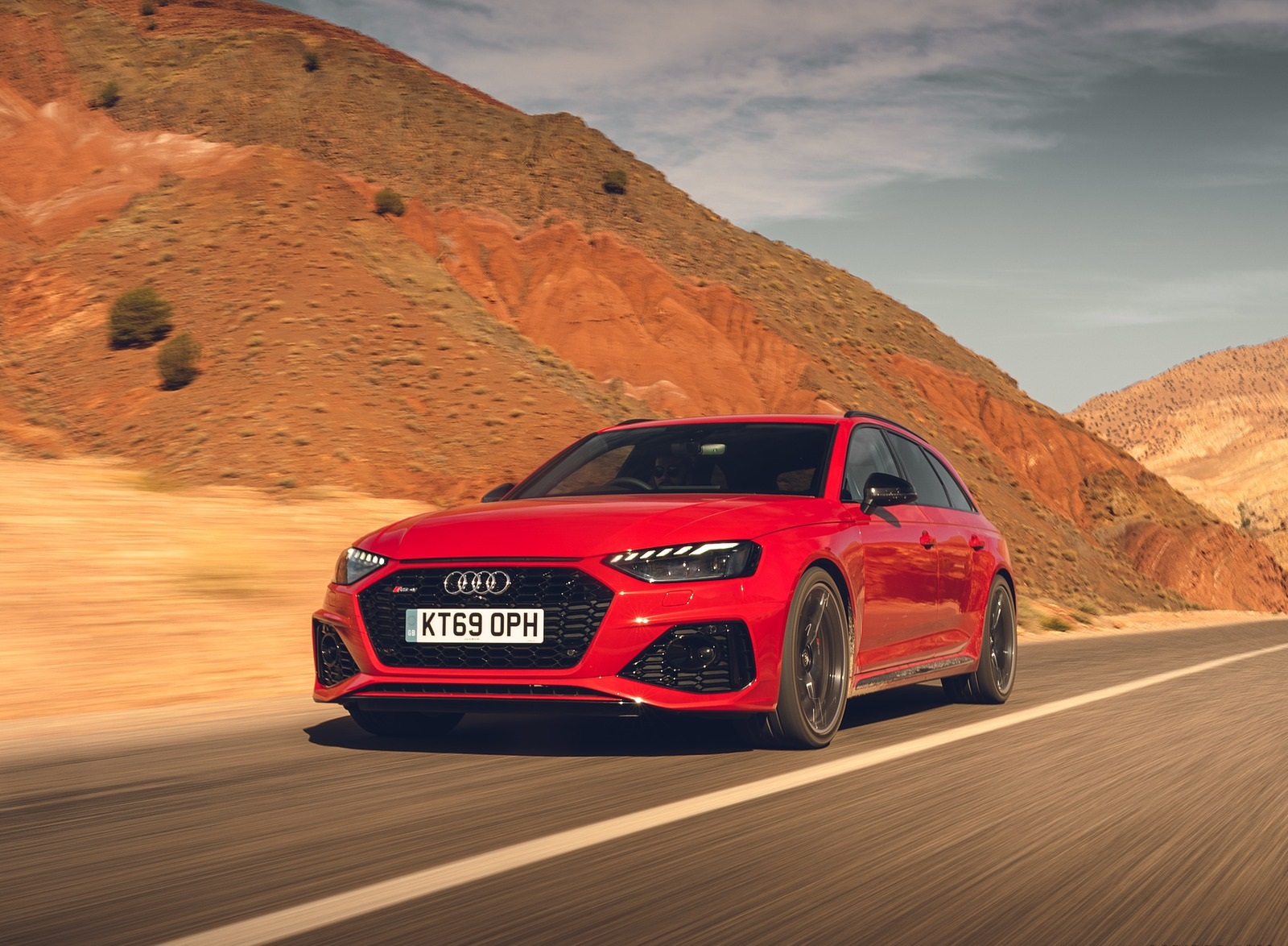 2020 Audi RS 4 Avant (UK-Spec) Front Three-Quarter Wallpapers (2)