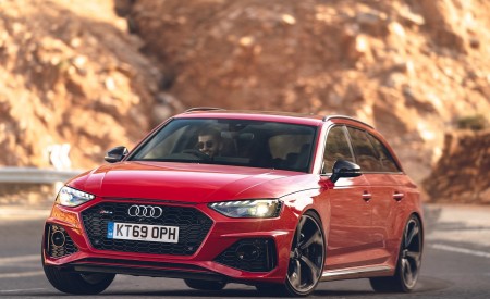 2020 Audi RS 4 Avant (UK-Spec) Front Three-Quarter Wallpapers 450x275 (43)