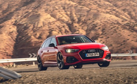 2020 Audi RS 4 Avant (UK-Spec) Front Three-Quarter Wallpapers 450x275 (44)