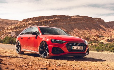 2020 Audi RS 4 Avant (UK-Spec) Front Three-Quarter Wallpapers 450x275 (56)