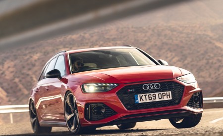 2020 Audi RS 4 Avant (UK-Spec) Front Three-Quarter Wallpapers 450x275 (46)