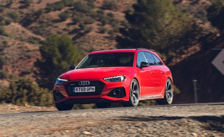 2020 Audi RS 4 Avant (UK-Spec) Front Three-Quarter Wallpapers 450x275 (32)