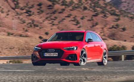 2020 Audi RS 4 Avant (UK-Spec) Front Three-Quarter Wallpapers 450x275 (23)