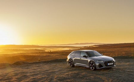 2020 Audi RS 6 Avant (UK-Spec) Front Three-Quarter Wallpapers 450x275 (58)