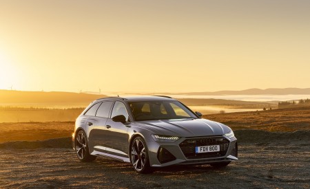 2020 Audi RS 6 Avant (UK-Spec) Front Three-Quarter Wallpapers 450x275 (59)