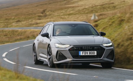 2020 Audi RS 6 Avant (UK-Spec) Front Three-Quarter Wallpapers 450x275 (37)