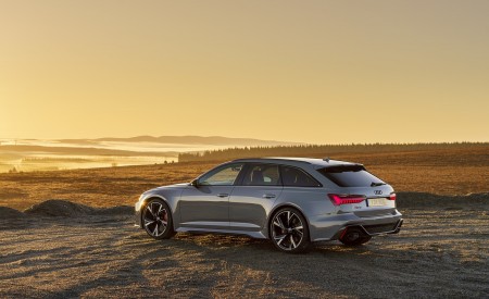 2020 Audi RS 6 Avant (UK-Spec) Rear Three-Quarter Wallpapers 450x275 (63)