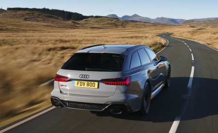 2020 Audi RS 6 Avant (UK-Spec) Rear Three-Quarter Wallpapers 450x275 (19)