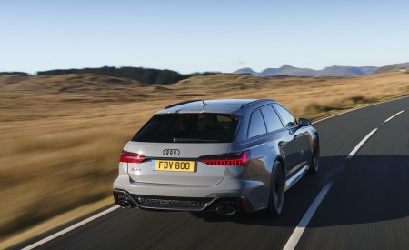 2020 Audi RS 6 Avant (UK-Spec) Rear Three-Quarter Wallpapers 450x275 (20)