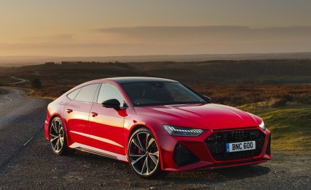 2020 Audi RS 7 Sportback (UK-Spec) Front Three-Quarter Wallpapers 450x275 (41)