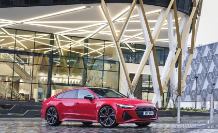 2020 Audi RS 7 Sportback (UK-Spec) Front Three-Quarter Wallpapers 450x275 (37)