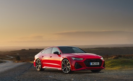 2020 Audi RS 7 Sportback (UK-Spec) Front Three-Quarter Wallpapers 450x275 (42)