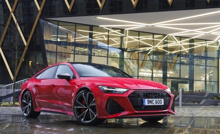 2020 Audi RS 7 Sportback (UK-Spec) Front Three-Quarter Wallpapers 450x275 (38)