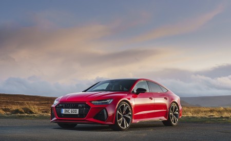 2020 Audi RS 7 Sportback (UK-Spec) Front Three-Quarter Wallpapers 450x275 (43)