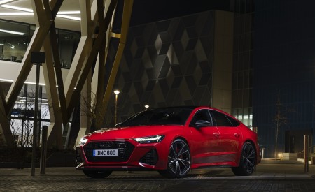 2020 Audi RS 7 Sportback (UK-Spec) Front Three-Quarter Wallpapers 450x275 (39)