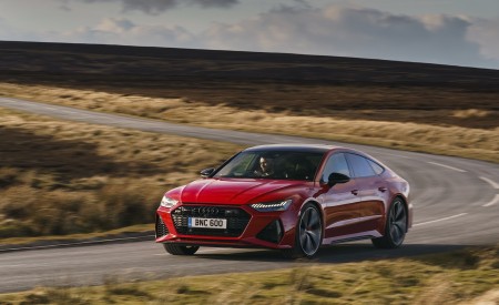 2020 Audi RS 7 Sportback (UK-Spec) Front Three-Quarter Wallpapers 450x275 (15)