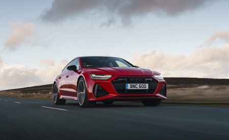 2020 Audi RS 7 Sportback (UK-Spec) Front Three-Quarter Wallpapers 450x275 (7)