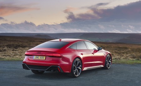 2020 Audi RS 7 Sportback (UK-Spec) Rear Three-Quarter Wallpapers 450x275 (45)