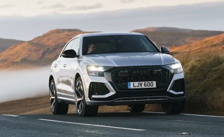 2020 Audi RS Q8 (UK-Spec) Front Three-Quarter Wallpapers 450x275 (28)
