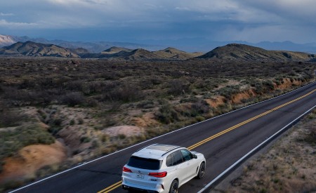 2020 BMW X5 M Competition (Color: Mineral White; US-Spec) Rear Three-Quarter Wallpapers 450x275 (159)
