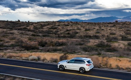 2020 BMW X5 M Competition (Color: Mineral White; US-Spec) Rear Three-Quarter Wallpapers 450x275 (157)