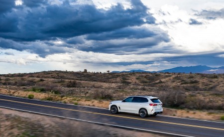2020 BMW X5 M Competition (Color: Mineral White; US-Spec) Rear Three-Quarter Wallpapers 450x275 (156)