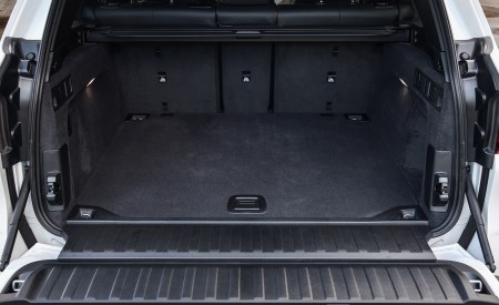 2020 BMW X5 M Competition (Color: Mineral White; US-Spec) Trunk Wallpapers 450x275 (195)