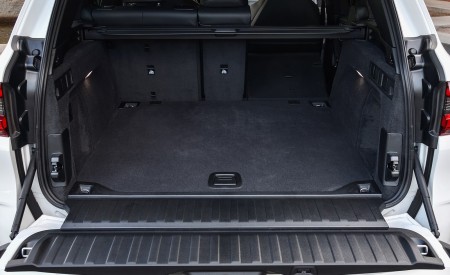 2020 BMW X5 M Competition (Color: Mineral White; US-Spec) Trunk Wallpapers 450x275 (196)