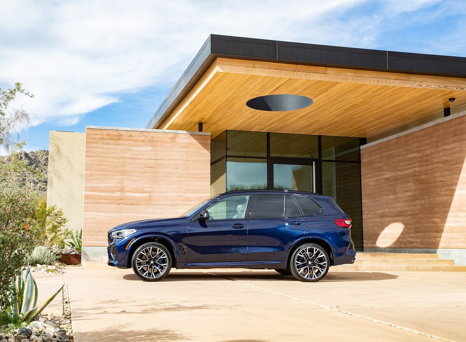2020 BMW X5 M Competition (Color: Tanzanit Blue Metallic; US-Spec) Side